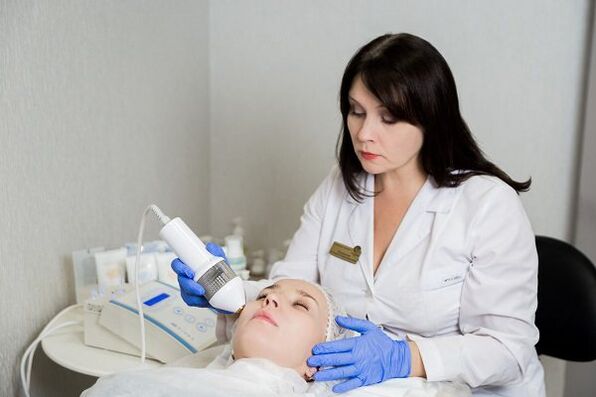 Conducting face cryotherapy