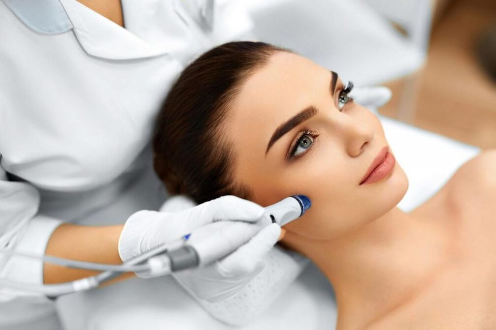Carrying out the rejuvenation procedure by cosmetologist